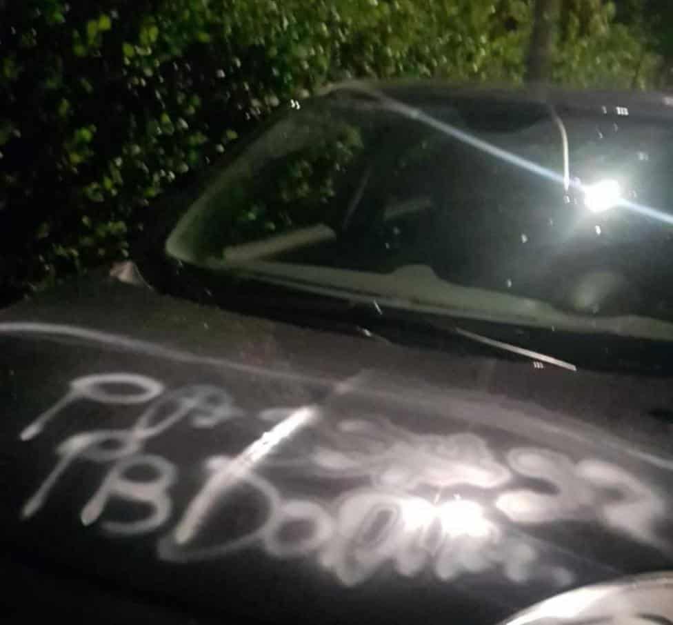 Santa Marinella, atti vandalici con bombolette spray e ruote bucate