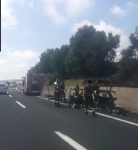 Auto in fiamme sull'autostrada A12 tra Cerveteri e Santa Severa