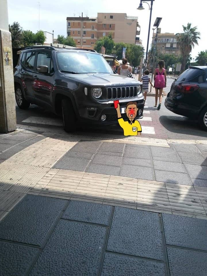 Ladispoli, sosta selvaggia su scivoli e parcheggi per disabili: è guerra