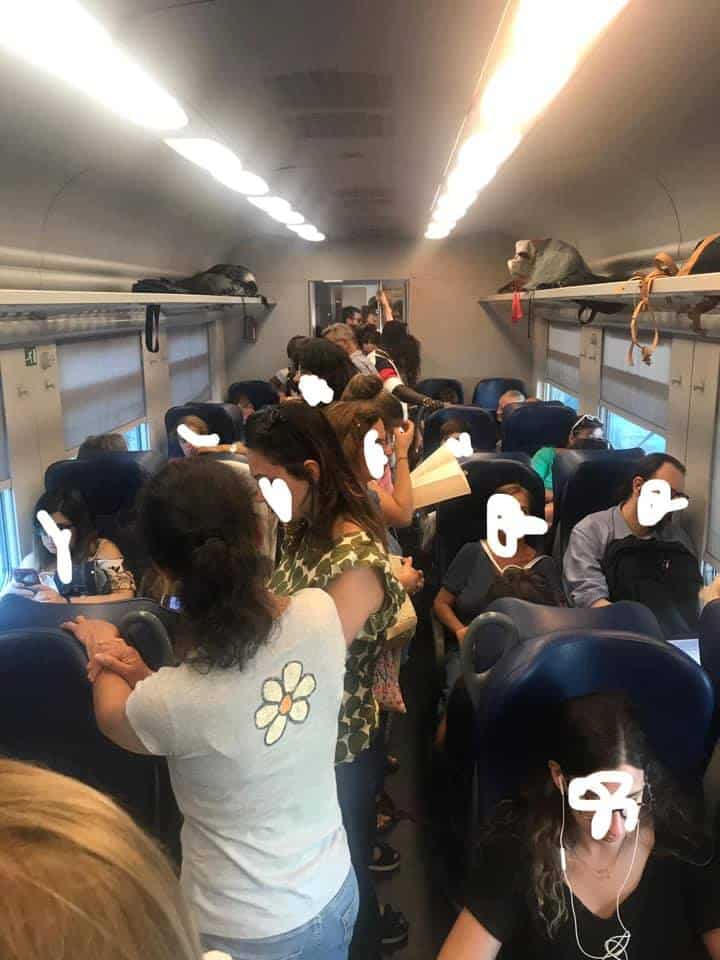 Treni ridotti e convogli affollati, l'ira dei pendolari