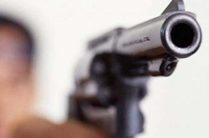 Litiga con la ex e la minaccia con una pistola