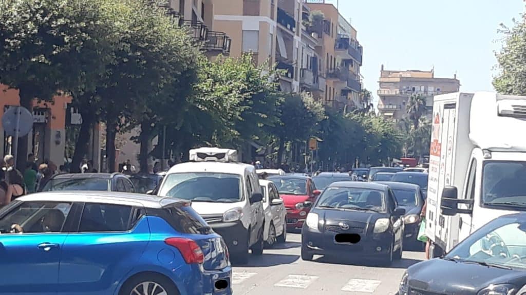 Ladispoli, doppie file selvagge su Viale Italia: traffico rallentato