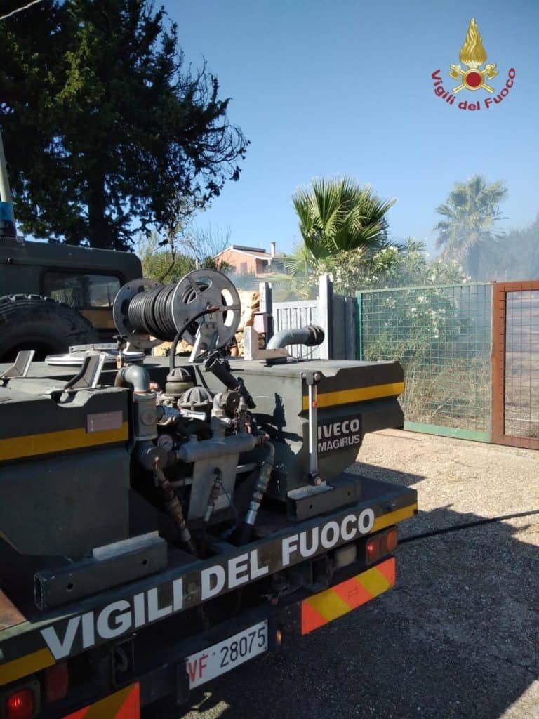 Cerveteri, incendio di sterpaglie in via di Ceri. Domato dai Vigili del fuoco