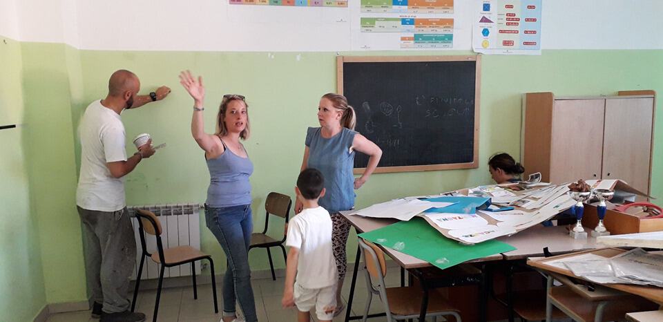 Pennelli, vernici e volontariato per le scuole di Canale e Monterviginio