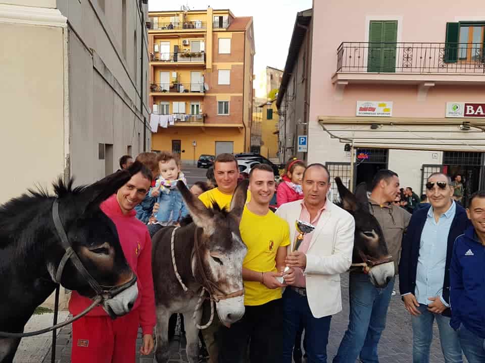 Allumiere, folla entusiasta alla corsa degli asini in linea