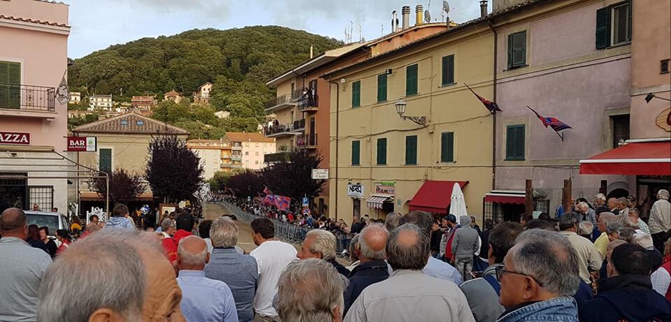Allumiere, folla entusiasta alla corsa degli asini in linea