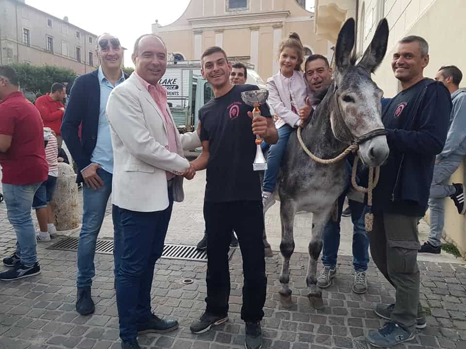 Allumiere, folla entusiasta alla corsa degli asini in linea