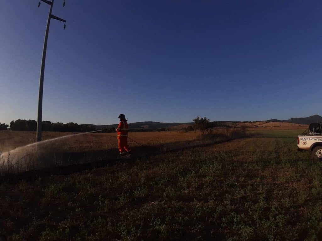 Cerveteri, sterpaglie a fuoco in via strada della sassatera