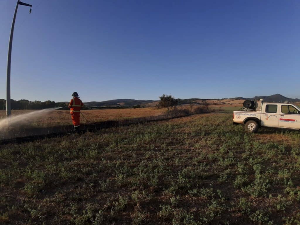 Cerveteri, sterpaglie a fuoco in via strada della sassatera