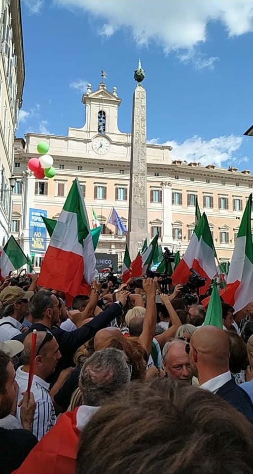 La Camera vota la fiducia a Conte e in piazza FdI e Lega protestano