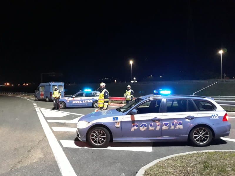 Uomo di Cerveteri va in arresto cardiaco sulla a12. Salvato dalla polizia