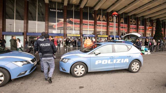 Approfitta della ressa alla banchina della metro