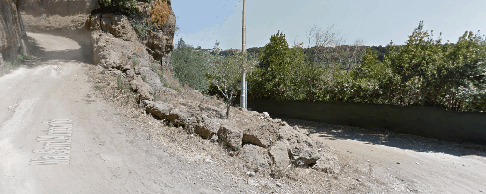 Cerveteri, frana costone tufaceo. Transennata via Sant'Antonio