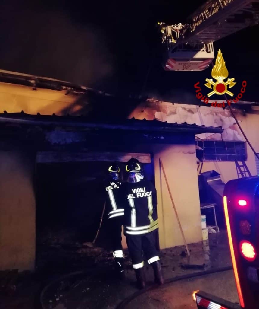 A fuoco capannone per il restauro di mobili: intervento dei vigili del fuoco