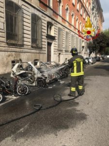 Auto e scooter in fiamme. L'intervento dei Vigili del Fuoco
