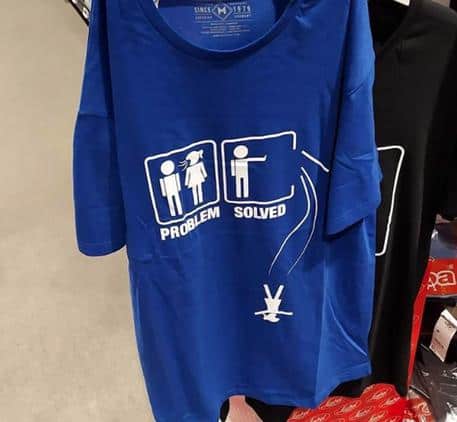 "Incita al femminicidio" e Carrefour ritira le magliette