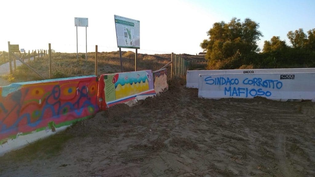 Fiumicino, nuove scritte calunniose