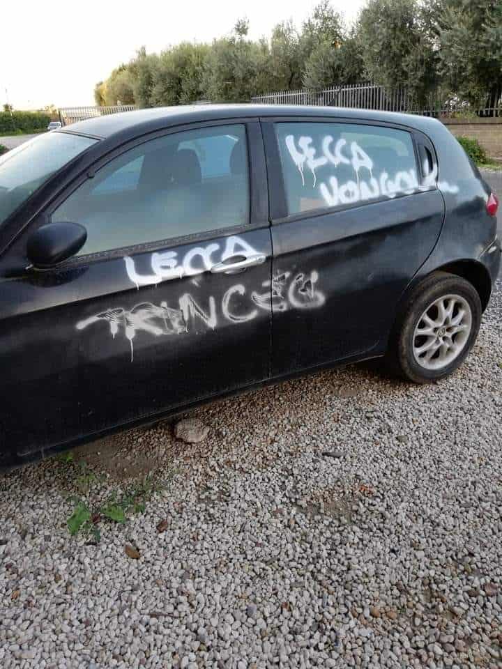 Scritte omofobe sull'auto di una coppia di Civitavecchia