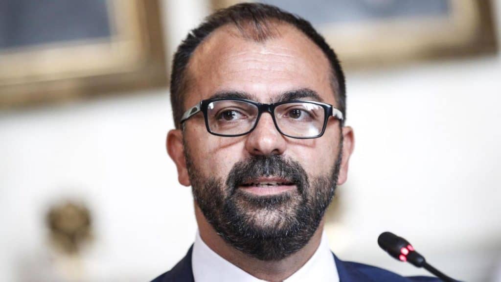 Scuola, Fioramonti : "Il crocifisso in aula può attendere"