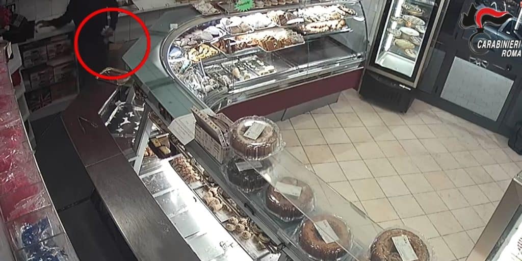 Tre rapine in 4 mesi allo stesso negozio di dolciumi: in manette due fratelli rapinatori