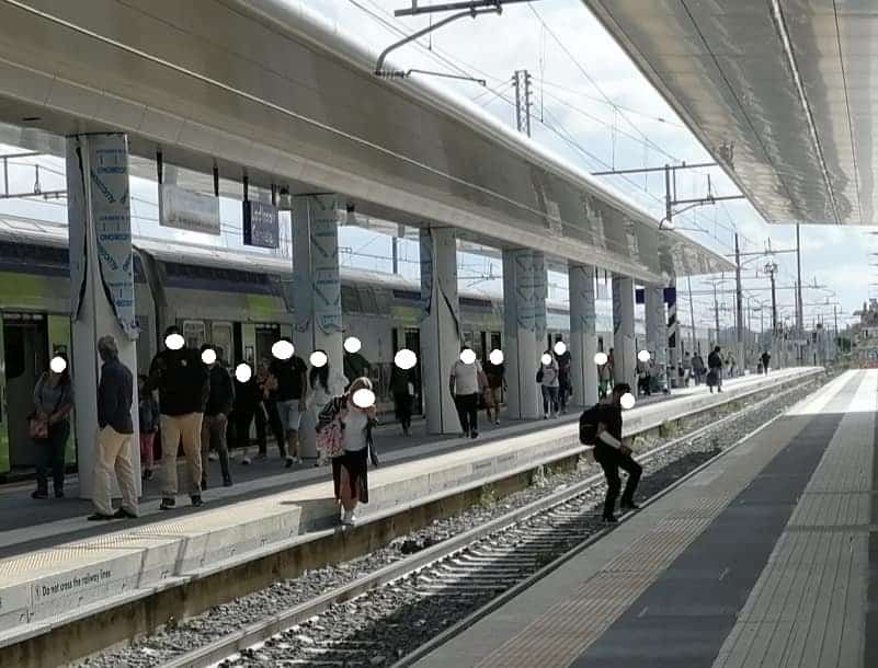 Ladispoli, continua l'attraversamento selvaggio dei binari (foto da social)