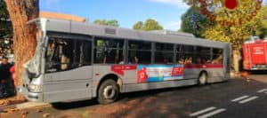 Autobus esce di strada e finisce corsa contro albero, 14 feriti