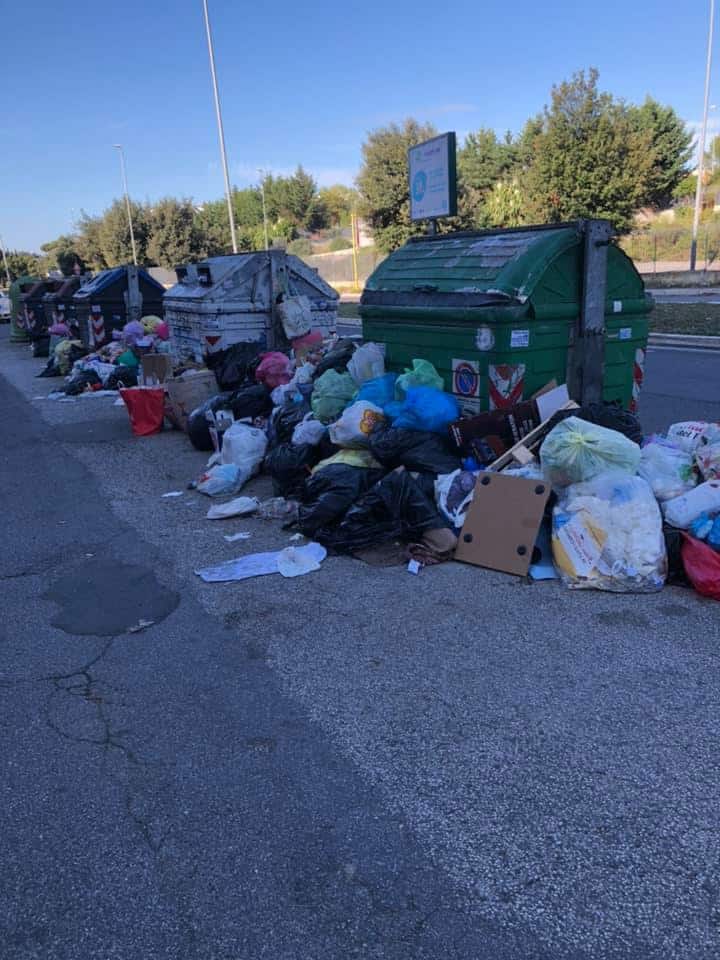 "Emergenza rifiuti, chiudere le scuole?"