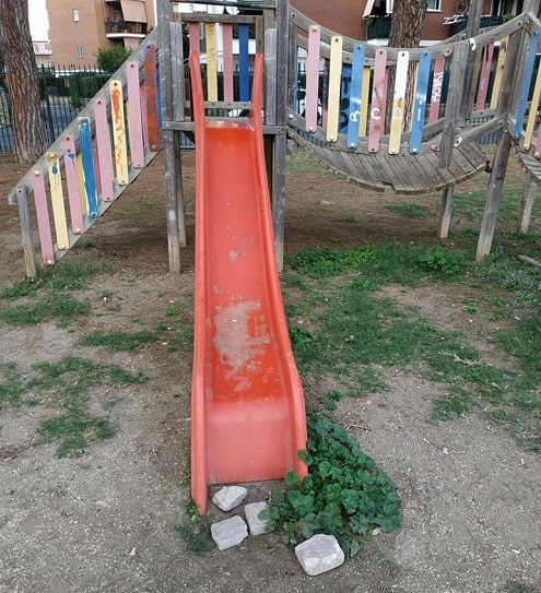 Ladispoli, parco giochi inagibile: la delusione di genitori e bambini (foto social)