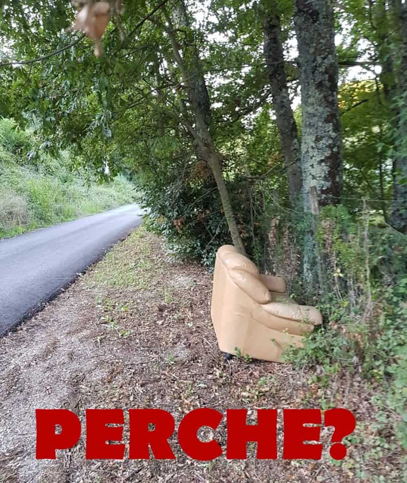 Poltrona abbandonata lungo la strada, il sindaco Bruni: "Semplicemente perché?"