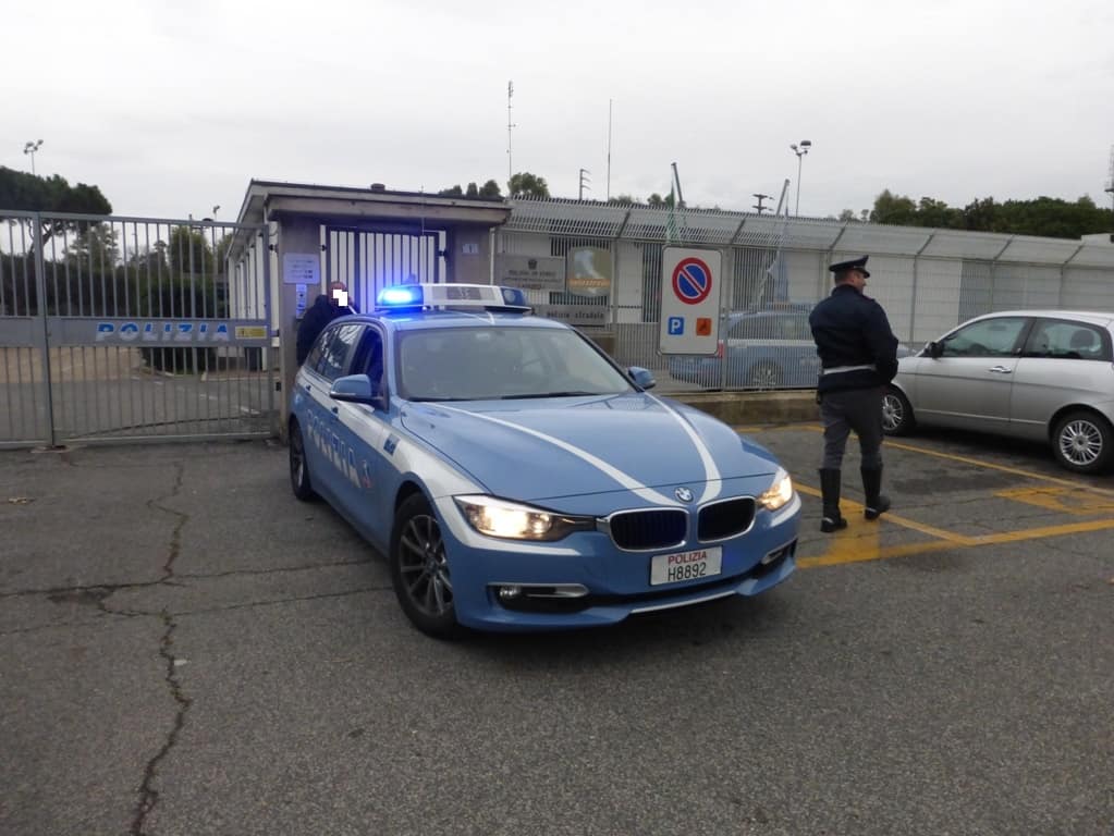 Colpito da una crisi sul'A12, salvato dalla polizia stradale