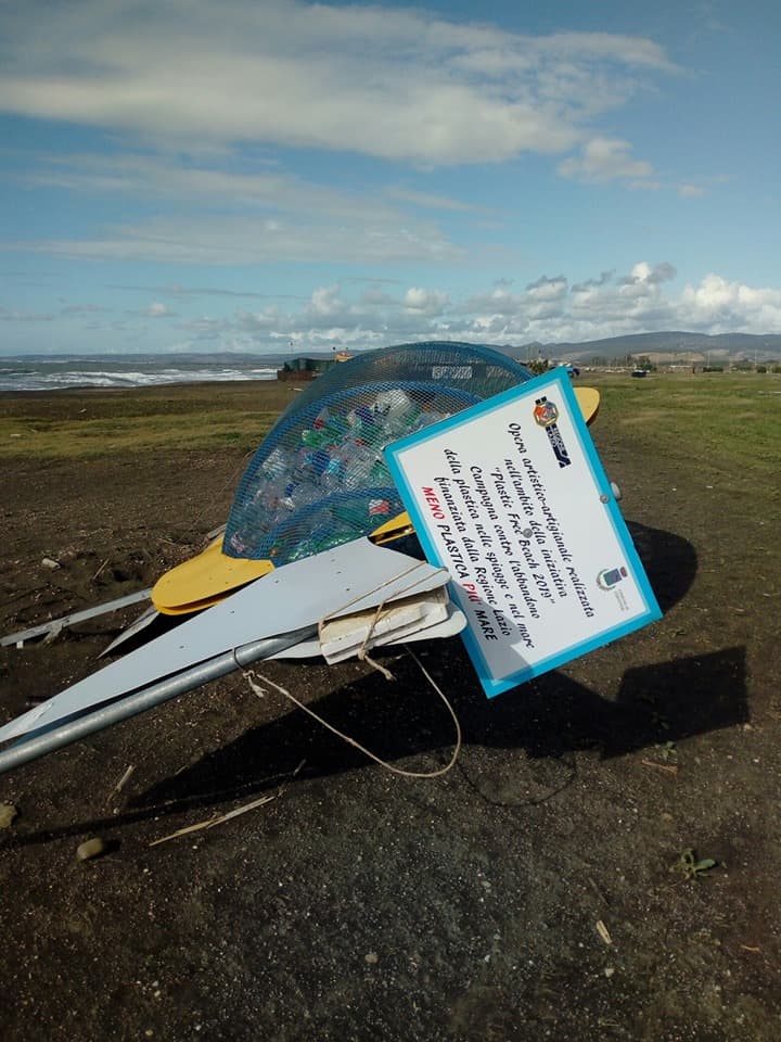 Campo di Mare, crolla la scultura raccogli plastica a forma di pesce. Verrà rimossa nei prossimi giorni