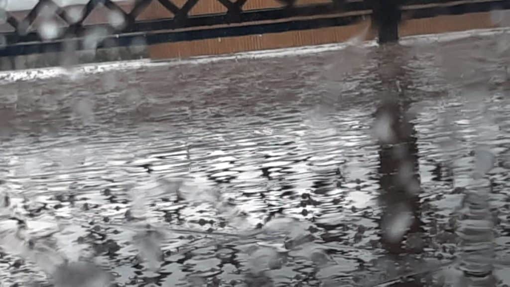 Pioggia accompagnata da grandine e nebbia