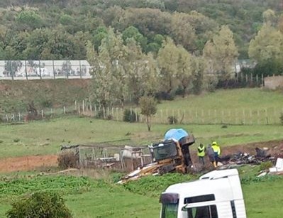 Santa Marinella, si ribalta l'escavatore in zona Quartaccia