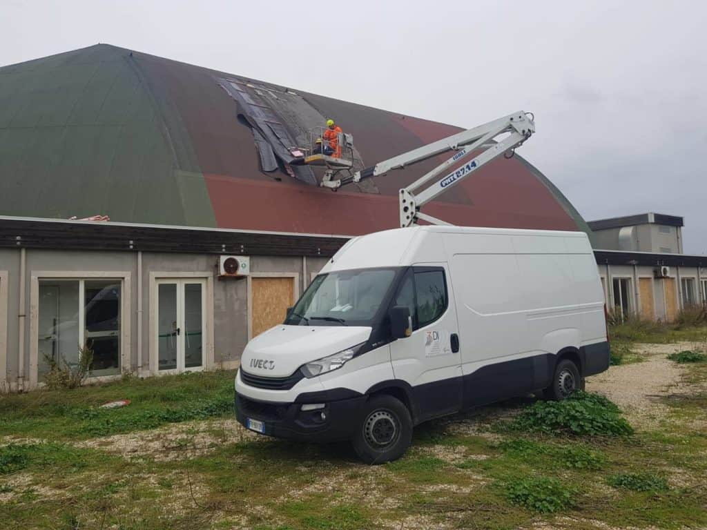 Fiumicino, rimozione di un tetto del Palazzetto in balia del vento