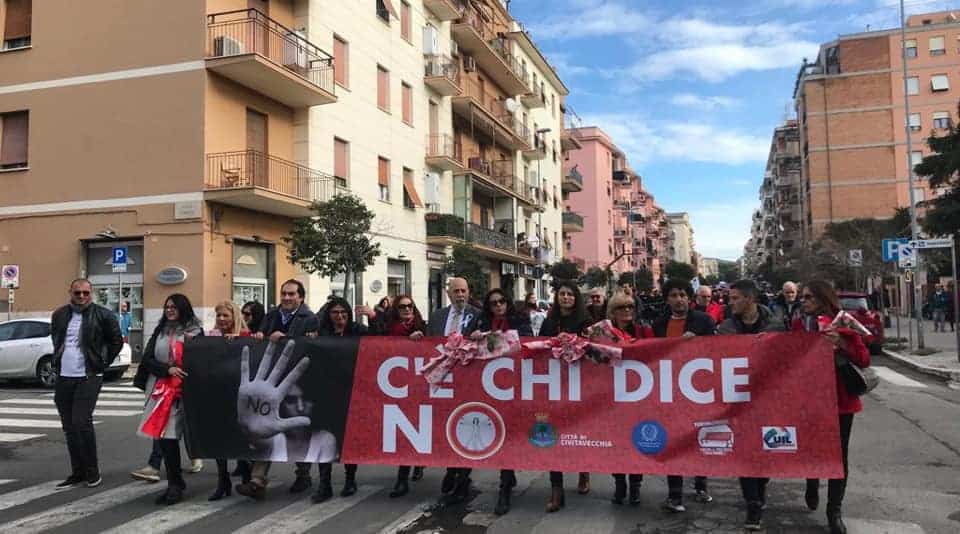 Civitavecchia, grande partecipazione per la marcia "C'è chi dice no"