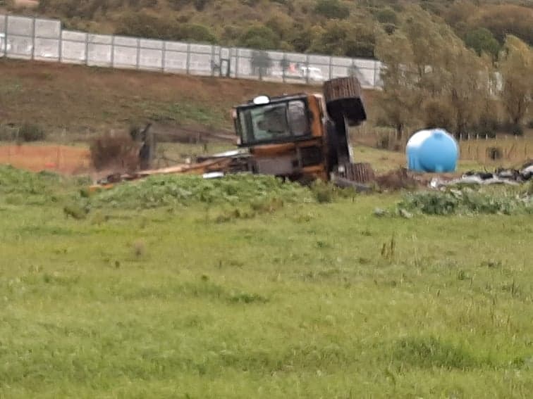 Santa Marinella, si ribalta l'escavatore in zona Quartaccia
