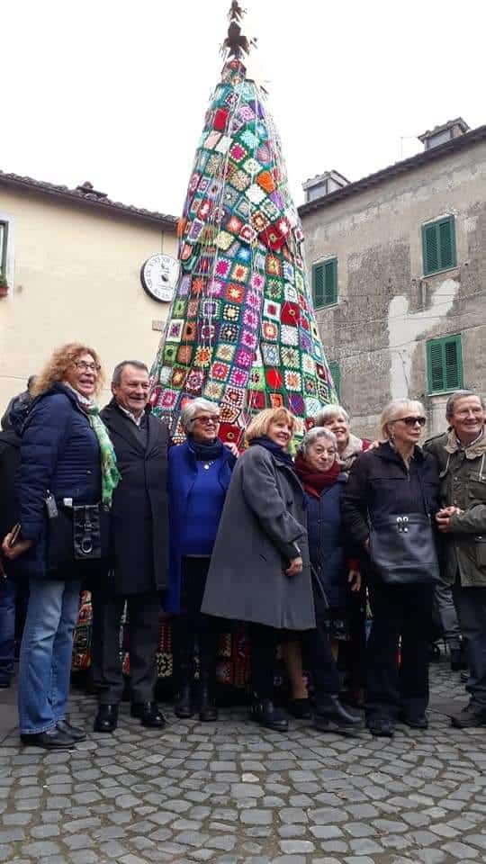 A Manziana un albero di Natale in uncinetto