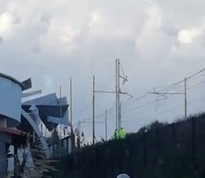Santa Marinella, la copertura della piscina comunale finisce sulla ferrovia. Linea ancora interrotta