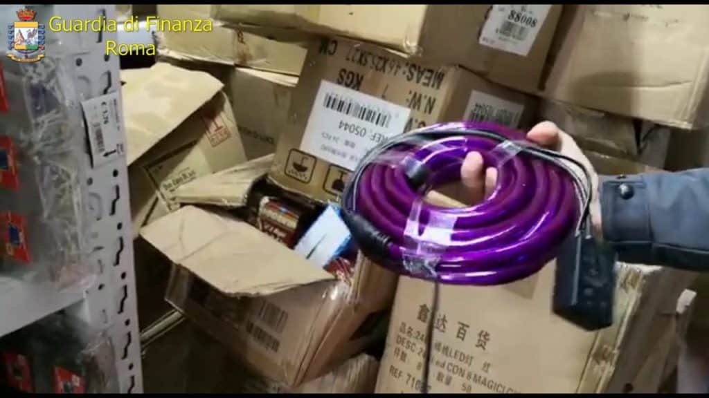 Sventata l'immissione sul mercato di oltre 5milioni di addobbi natalizi pericolosi