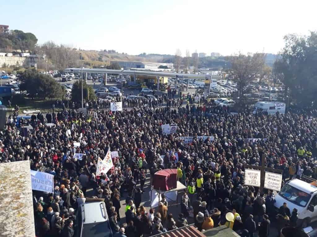 Rifiuti, in migliaia alla manifestazione