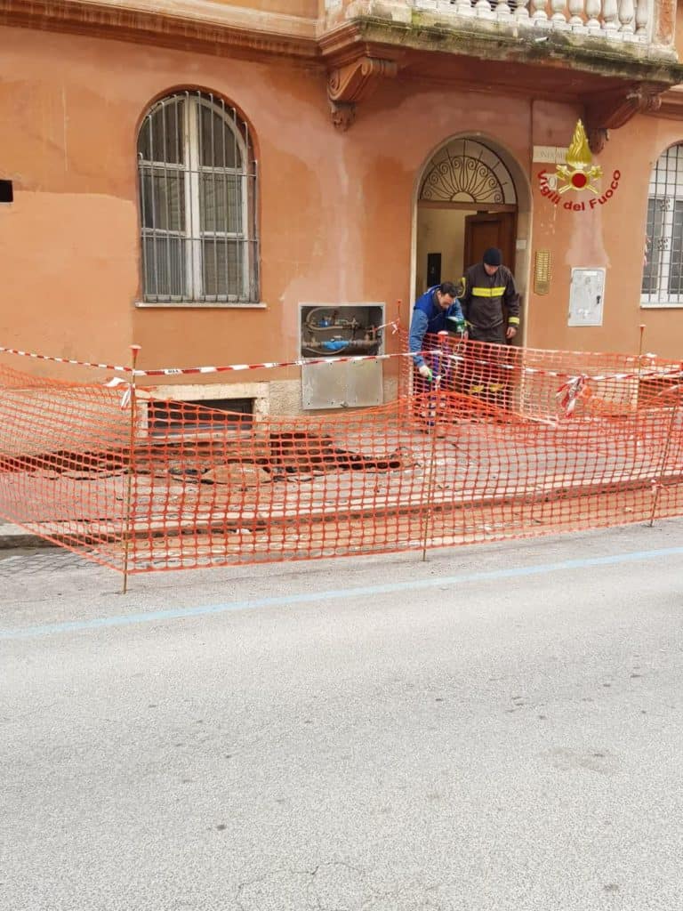 Cede la sede stradale a ridosso di un edificio: evacuate alcune famiglie