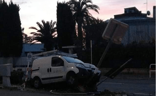 Santa Marinella, furgone contro rilevatore della velocità