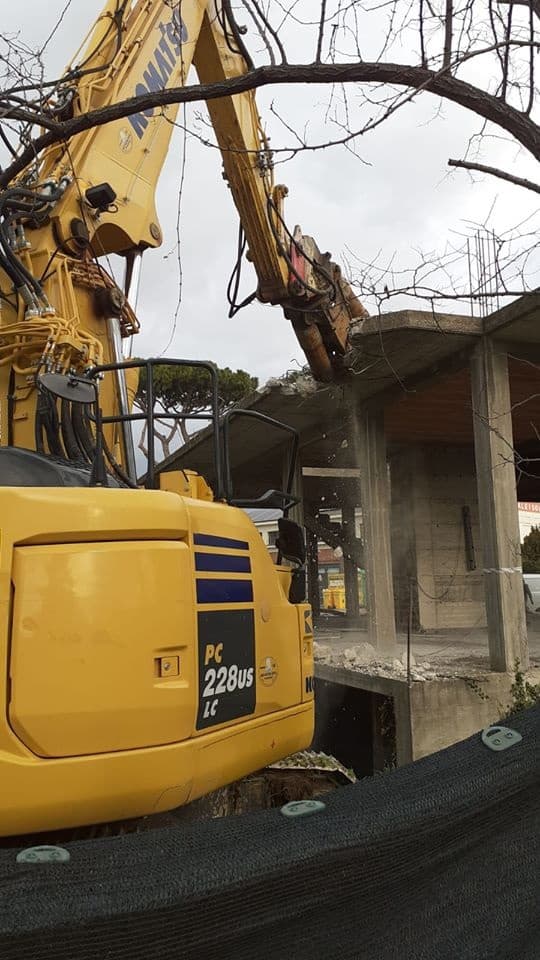 Fiumicino, iniziato l'abbattimento del fabbricato di piazza della Madonnella