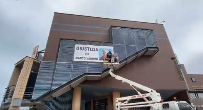 Ladispoli, sulla facciata del Comune il cartellone per Marco Vannini