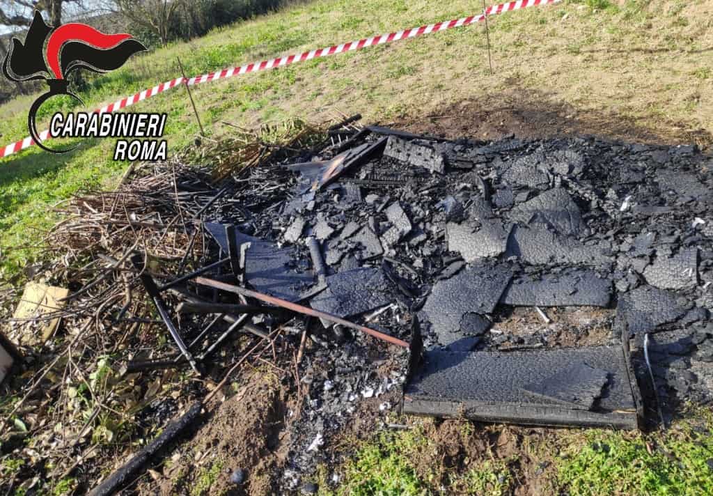 Sorpreso mentre dà fuoco ad accumuli di rifiuti speciali: arrestato 