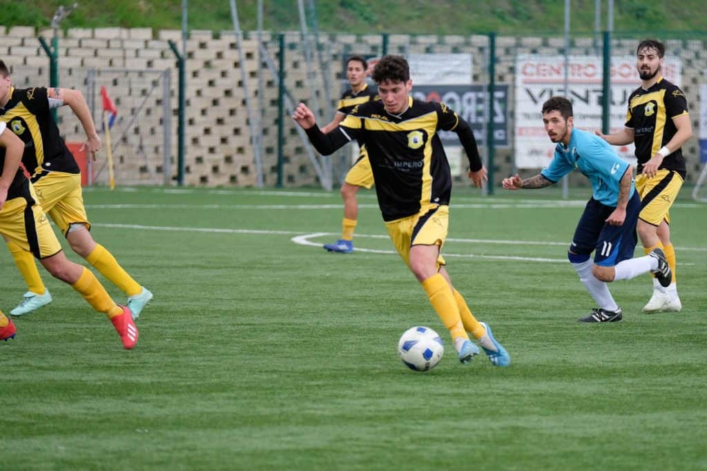 Calcio, crolla il Borgo San Martino
