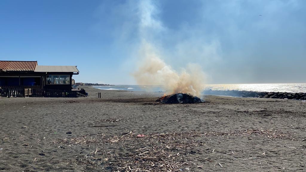 Una gang di minorenni protagonisti di falò e atti vandalici sulla spiaggia davanti l’area protetta della Palude di Torre Flavia