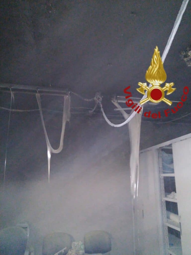 A fuoco la sede Inps, evacuati 250 dipendenti e 70 civili