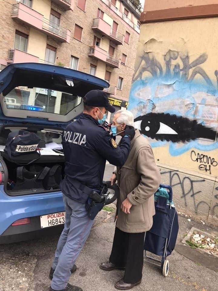 Covid-19: anziano chiede una mascherina alla Polizia e loro lo accontentano
