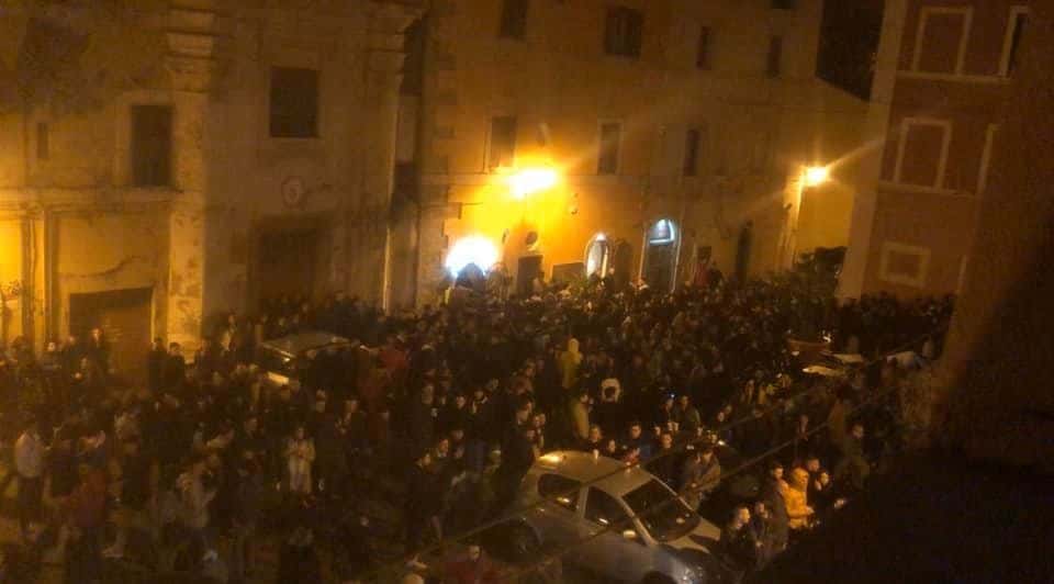 Coronavirus, gli italiani "snobbano" le regole? Litorale romano affollato nel weekend